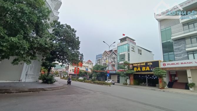 Cho thuê toà nhà Trung tâm Dĩ An, ngang 17m, DTS 1450m2, BigC Go, TTHC Dĩ An chỉ 100tr