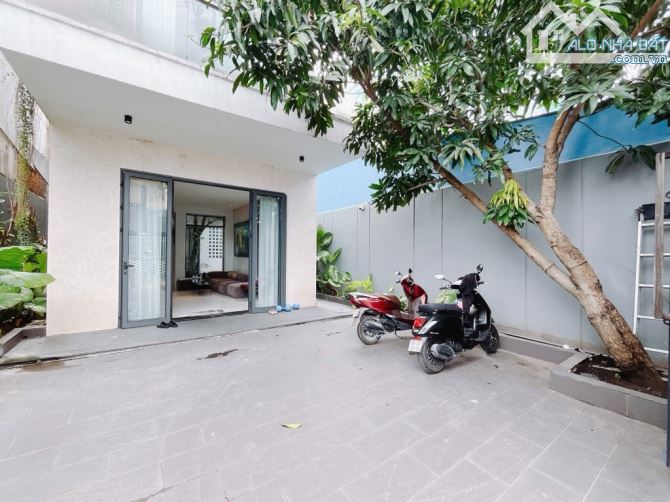 Nhà 3 tầng (7.5x29m), 2 mặt tiền hẻm xe hơi thông, 41 Chuyên Dùng 9 Phú Mỹ Q7 chỉ 23 tỷ