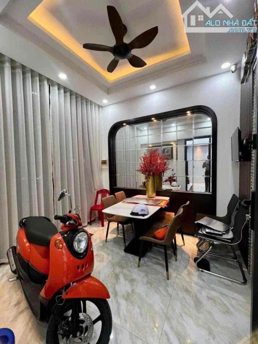 Bán nhà 4 tầng mặt tiền đường Đống Đa