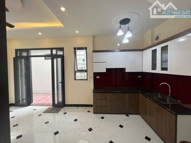 Bán nhà Bát Khối, Long Biên 30m2, 5 tầng, ô tô đỗ cổng cách nhà 5m, 5.5 tỷ