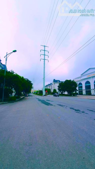 Chỉ 140tr/m2, bán nhà phân lô Lai Xá, vỉa hè, view vườn hoa, 222m2.