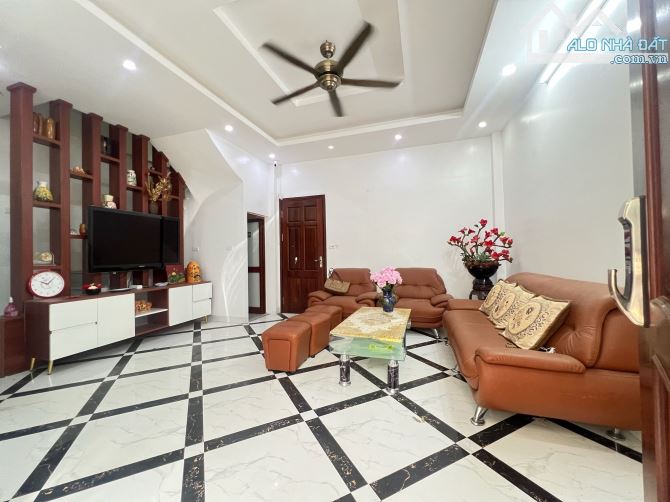 🏡 FULL NỘI THẤT – NHÀ 5 TẦNG XUÂN LA – VỊ TRÍ ĐỈNH – SÁT PHỐ – GIÁ CHỈ NHỈNH 8 TỶ 🏡