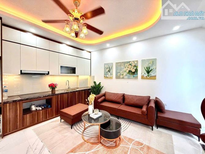 Bán nhà phố Hoàng Hoa Thám, nở hậu, nội thất nhập ngoại, DT 59m 16 tỷ