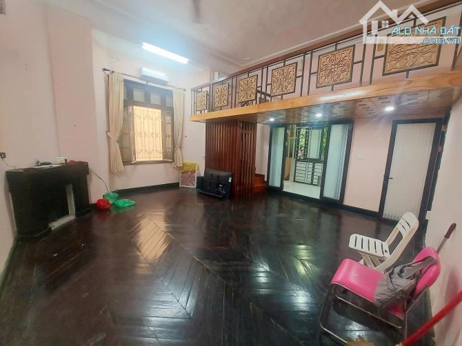 chủ cho thuê căn hộ tập thể 70m2, tầng 2 phố Quán Thánh, Ba Đình