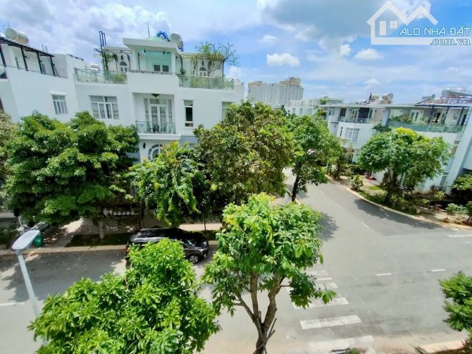 Bán Nhà Villa Park Thủ Đức - Compound cao cấp - 240m2 - 4PN - 4WC - 10
