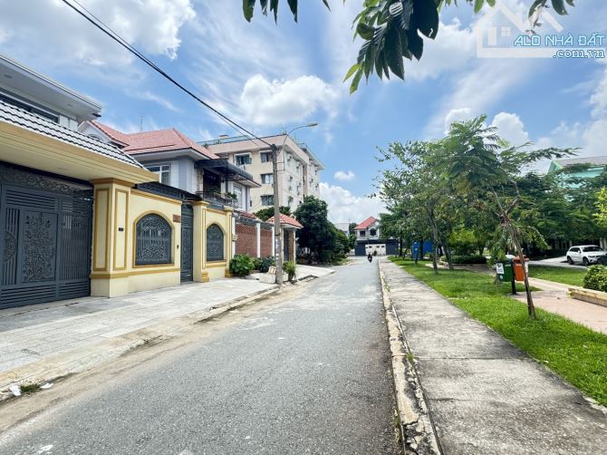 Bán lô đất Biệt Thự 430m -15m x 28m - DT- 330M/2 Thổ Cư 100m Giấy Tay- F16 Q8 - 1