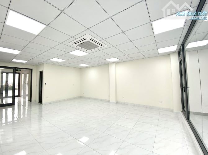 Hiếm! Chùa Láng - VP 60m2 view hồ xanh ngắt, có hầm để ô tô, giá chỉ từ 11 triệu/tháng - 1
