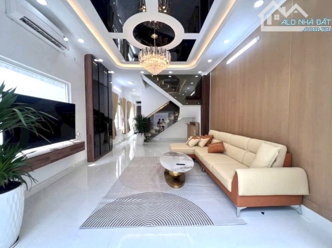 Nhà Phố 125m2 - Gần Quận 7 – Xe Hơi Thông - Nhỉnh 6 Tỷ - 1