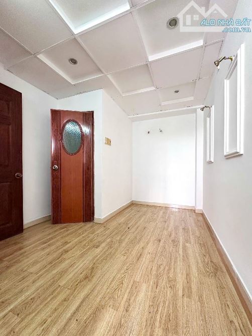 Bán nhà mặt tiền đường Bàu Cát - 4 x 18 -  phù hợp xây dựng mới - 1