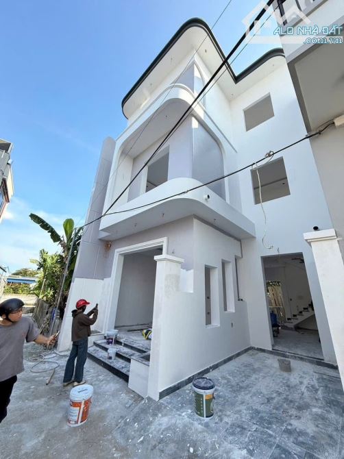 Bán nhà độc lập 3 tầng sân cổng riêng. Có phòng ngủ tầng 1, ô tô đỗ cửa ngày đêm. Giá chỉ - 1