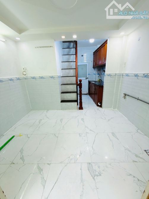 Bán nhà Âu Dương Lân Q8, 3 tầng, 2PN, sổ hồng riêng, giá nhỉnh 2 tỷ, gần Q5 & Q1 - 1