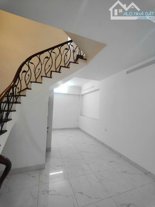 Cho thuê nhà mới ngõ 12 phố Phan Văn Trường, Dt 45m2 x 5 tầng mới , đường ngõ rộng để ô tô - 1