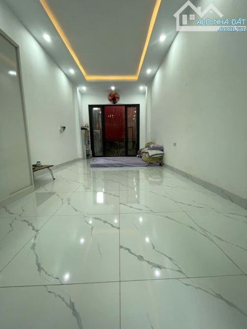 HƠN 5 TỶ . Ô TÔ ĐỖ CÁCH 10m PHỐ LÒ ĐÚC  . 30M .5 TẦNG 3 NGỦ MỚI - 1