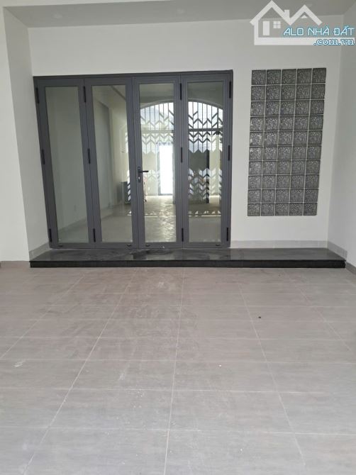 NHÀ MỚI CÒN THƠM MÙI SƠN, XE HƠI ĐỔ CỔNG, SÁT QL13, 3 TẦNG 4,6X18 NHỈNH 7 TỶ. - 1
