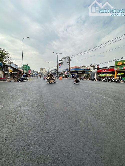 Biệt thự ngang 13.5 x 17m cn 212m2 đất, gần ngay bờ sông đang thi công tuyệt đẹp - 1
