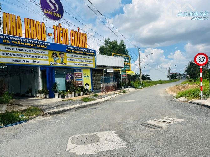 Đất nhánh đanl,  đối diện bệnh viện tỉnh 700 giường vào 100m. Quẹo trái đanl 180m - 1