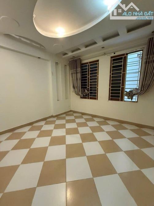 TRUNG KÍNH CẦU GIẤY 40m 5T MT4.2m 15.5 TỶ PHÂN LÔ OTO VÀO NHÀ CỰC HIẾM - 1