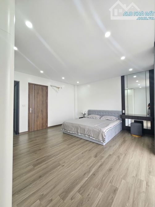 🏡 BÁN NHÀ MỚI ĐẸP - THẠCH BÀN, LONG BIÊN ✨ Thang máy – Full nội thất – Gara ô tô – 3 mặt - 1