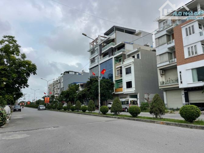 - Bán đất mặt đường đôi 30m Lô 27 LHP - Diện tích: 60m2 ngang 4m dài 15m - Hướng Đông Bắc - 1