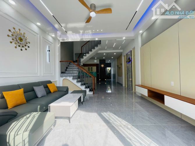 Bán Nhà Mới 1 Trệt 1 Lầu 3 Phòng Ngủ Giáp Hóc Môn, 125m2, Sổ Hồng Riêng - 1