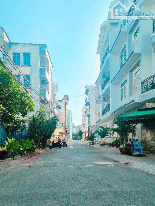 BÁN NHÀ MẶT TIỀN KHU VIP TÊN LỬA 4 TẦNG BTCT 96M2 CHỦ 1 ĐỜI XE HƠI NGỦ NHÀ GIÁ 7.X TỶ - 1