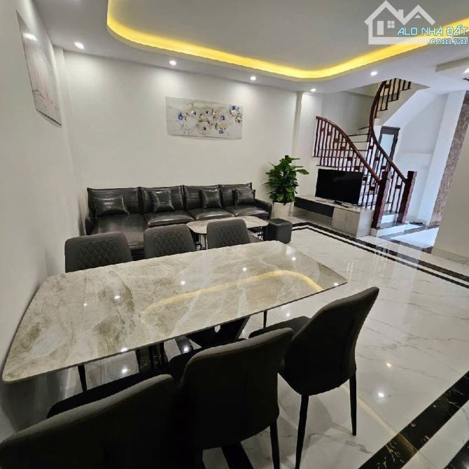 SIÊU ĐẸP  -NHÀ NGỌC TRÌ  - THẠCH  BÀN - DIỆN TÍCH RỘNG  - FULL NỘI THẤT - THANG MÁY. - KHU - 1