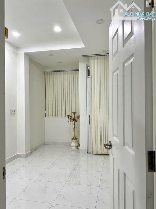 CÁCH Q1 CHƯA ĐẾN 100m - NHÀ 4 TẦNG BTCT TẠI KHU 20 THƯỚC - 2