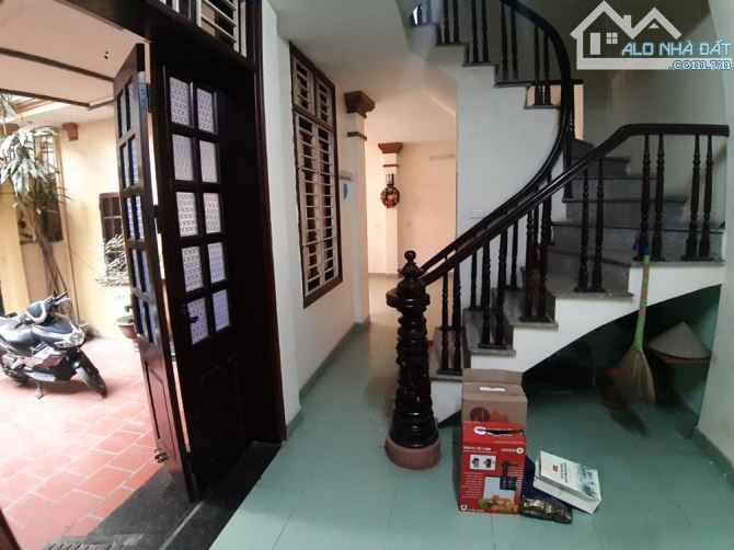 Cho thuê nhà riêng ngõ 28 đường Võ Chí Công, Dt 100m2 xây 70m x 3 tầng riêng biệt - 2