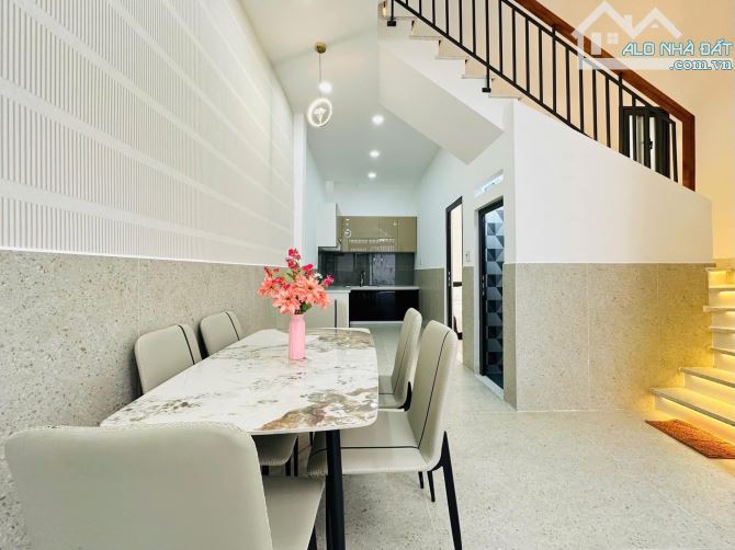 Bán gấp nhà 60m2 ngay TTTM Gigamall - Đ. Số 18, Thủ Đức. Giá: 2.8 Tỷ. SHR, hẻm ô tô 5m - 2