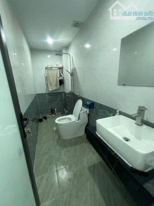 HƠN 5 TỶ . Ô TÔ ĐỖ CÁCH 10m PHỐ LÒ ĐÚC  . 30M .5 TẦNG 3 NGỦ MỚI - 2