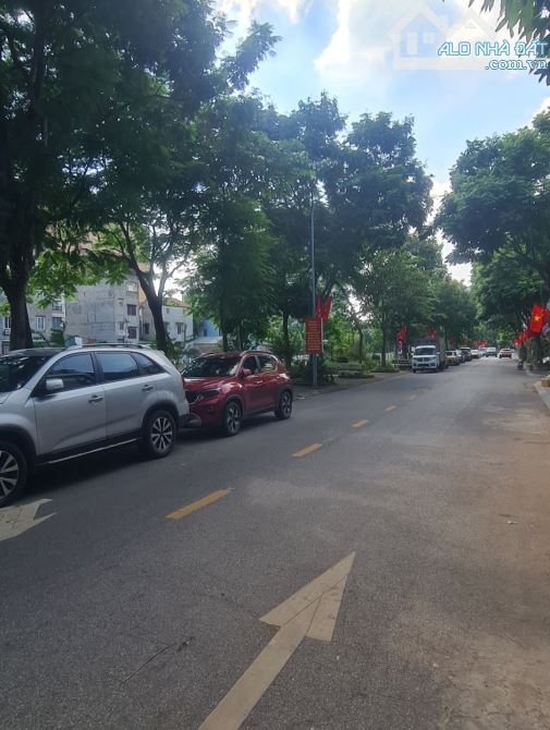 HẠ CHÀO 4 TỶ-BÁN LÔ ĐẤT ĐẸP  GIANG BIÊN-NGÕ Ô TÔ-VUÔNG ĐẸP - BỀ THẾ-TRUNG TÂM-136M- 16 TỶ - 2