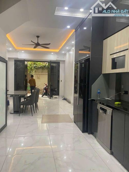 BÁN NHÀ NGÕ 67 NGUYỄN VĂN CỪ- GẦN CẦU CHƯƠNG DƯƠNG- SANG PHỐ CỔ 5P. TẶNG FULL NỘI THẤT - 2