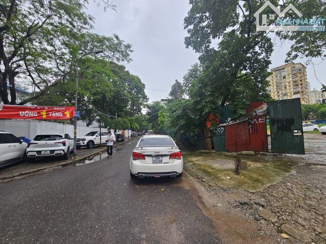 Bán đất dự án 5.050 m2, mặt tiền 50 m ở mặt phố Nguyễn Bá Khoản, giá 750 tỷ;LH Phú Trần - 2