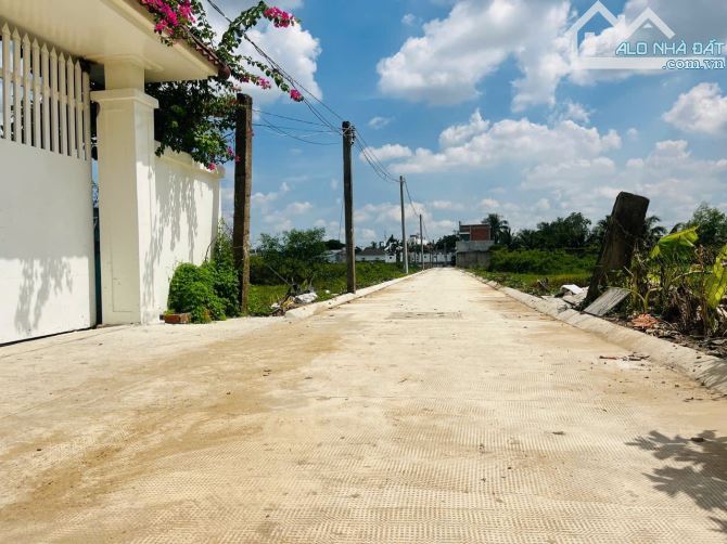 Đất nhánh đanl,  đối diện bệnh viện tỉnh 700 giường vào 100m. Quẹo trái đanl 180m - 2