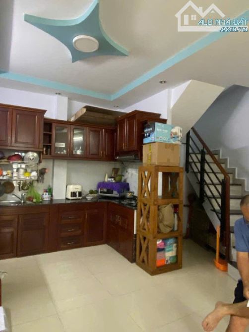 Bán nhà 3 tâng 30m2 - 2.9 tỷ - Gần chợ Thủ Đức - 2 phút trục lộ chính - 2
