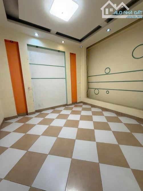 TRUNG KÍNH CẦU GIẤY 40m 5T MT4.2m 15.5 TỶ PHÂN LÔ OTO VÀO NHÀ CỰC HIẾM - 2