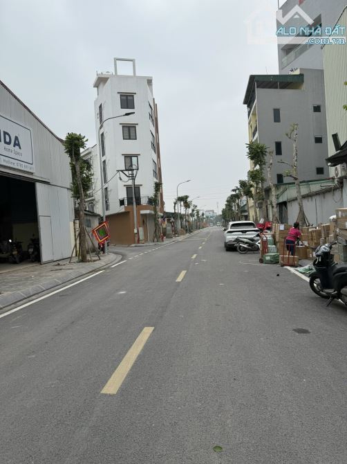 Bán đất khu đấu giá Cự Khối, vỉa hè ô tô tránh, 215m2, mặt tiền 15m, giá nhỉnh 28 tỷ. - 2