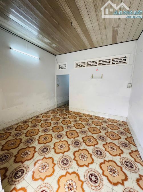 Bán gấp căn nhà cấp 4 cũ đang chio thuê, gần ngay ngã 3 chùa, Hóc Môn, 730 triệu, SH - 2