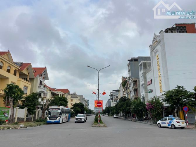 - Bán đất mặt đường đôi 30m Lô 27 LHP - Diện tích: 60m2 ngang 4m dài 15m - Hướng Đông Bắc - 2