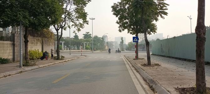 Bán nhanh lô đất Hồ Ao Lão, DT 40M2, ngõ ôtô thông, 3 bước ra hồ! - 2