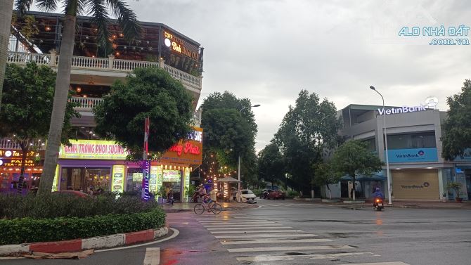 Cho thuê toà nhà Trung tâm Dĩ An, ngang 17m, DTS 1450m2, BigC Go, TTHC Dĩ An chỉ 100tr - 2