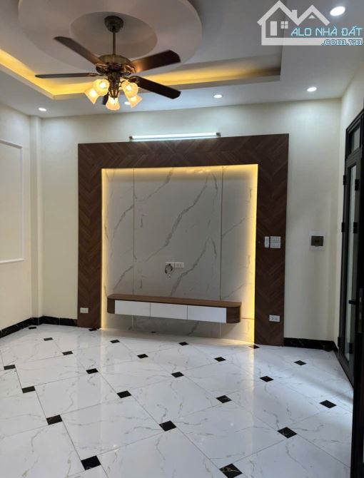 Bán nhà Bát Khối, Long Biên 30m2, 5 tầng, ô tô đỗ cổng cách nhà 5m, 5.5 tỷ - 2