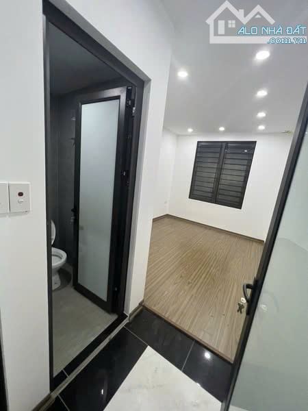 Cho thuê nhà nguyên căn ngõ 495 đường Bạch Đằng, Phường Chương Dương, Quận Hoàn Kiếm. DT - 2