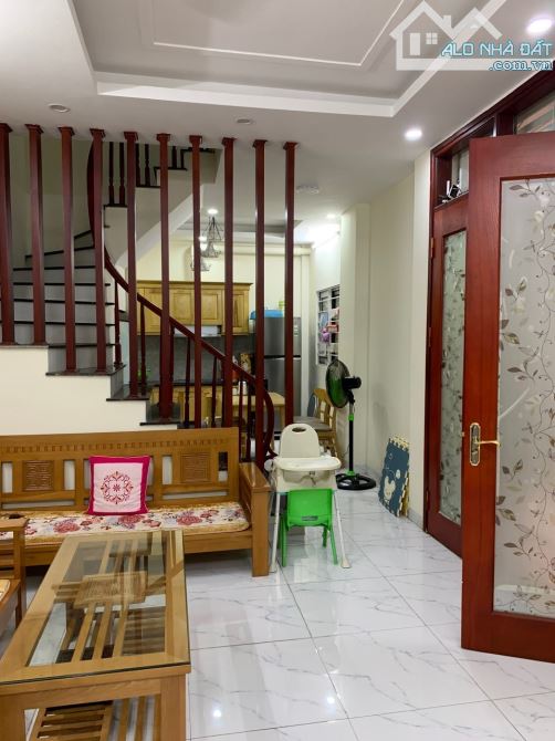 Cho thuê nhà nguyên căn ở An Thắng, Biên Giang, Hà Đông. DT 33m x 4 tầng, giá 6tr - 2