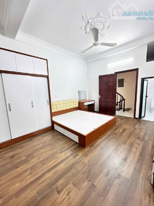 Bán nhà Cầu Giấy, 2 nhà ra mặt phố, ô tô, nhà đẹp full nội thất, 30m giá 8,6 tỷ. - 3