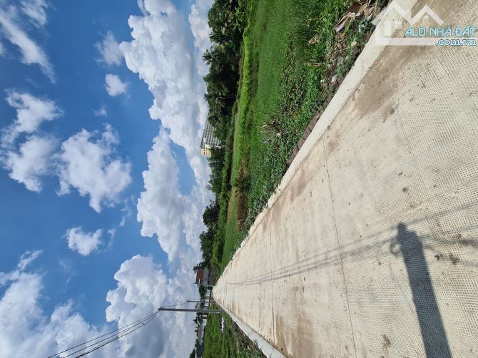 Đất nhánh đanl,  đối diện bệnh viện tỉnh 700 giường vào 100m. Quẹo trái đanl 180m - 3