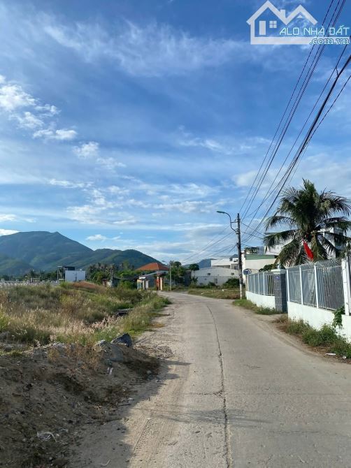 Vĩnh ngọc , gần bờ ké mát mẽ. Đường thông ô tô thông ra bờ kè sông Cái - 3