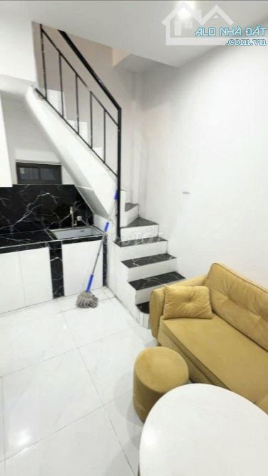 Cho thuê nhà nguyên căn ngõ 495 đường Bạch Đằng, Phường Chương Dương, Quận Hoàn Kiếm. DT - 3