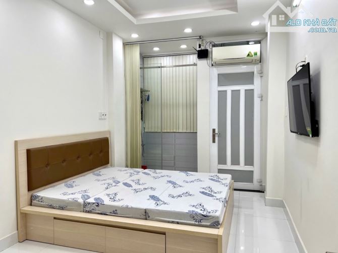 CÁCH Q1 CHƯA ĐẾN 100m - NHÀ 4 TẦNG BTCT TẠI KHU 20 THƯỚC - 4