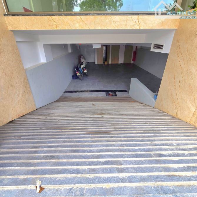 Tòa Nhà Cực Đẹp Bề Thế Phố Mới Đội Cấn 10 Tầng 90M2 62 Tỷ Mặt Tiền 8M - 4